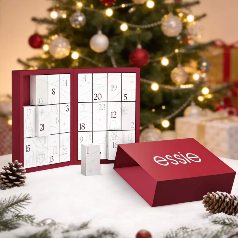 Essie adventskalender 2026 med minilakk, full-size neglelakk og neglepleie