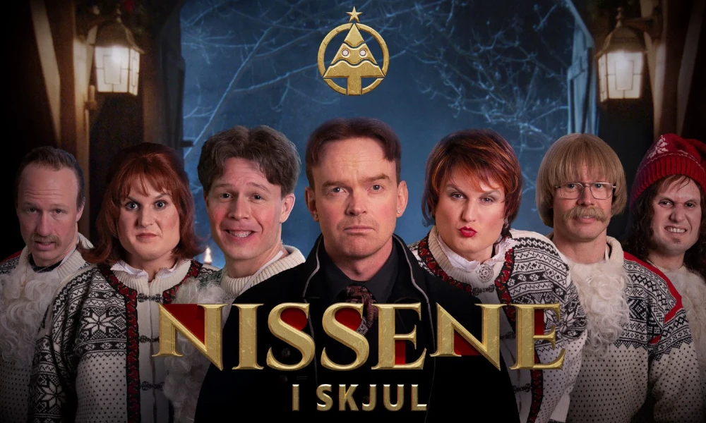 Nissene i skjul – ensemblet samlet foran en mørk, vinterlig bakgrunn.