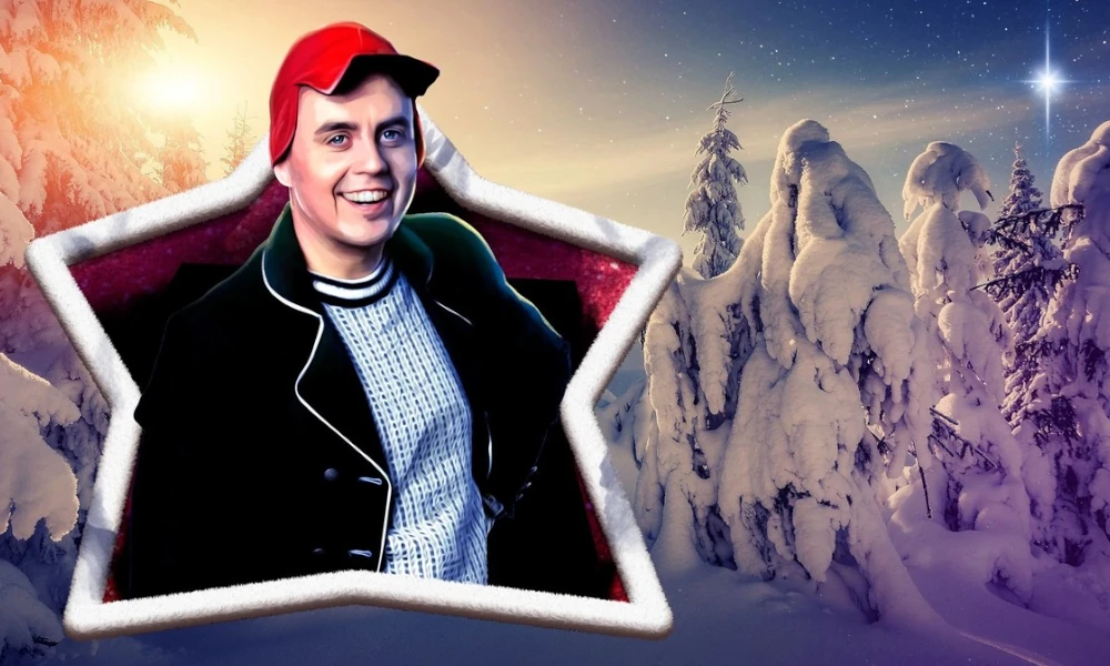 Markus Neby i 24-stjerners julekalender på NRK, med rød caps foran et snødekt vinterlandskap.