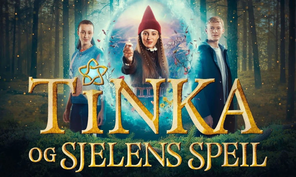Tinka med rød nisselue holder frem en lysende gjenstand, omgitt av to ungdommer og en magisk skog på seriens plakat.